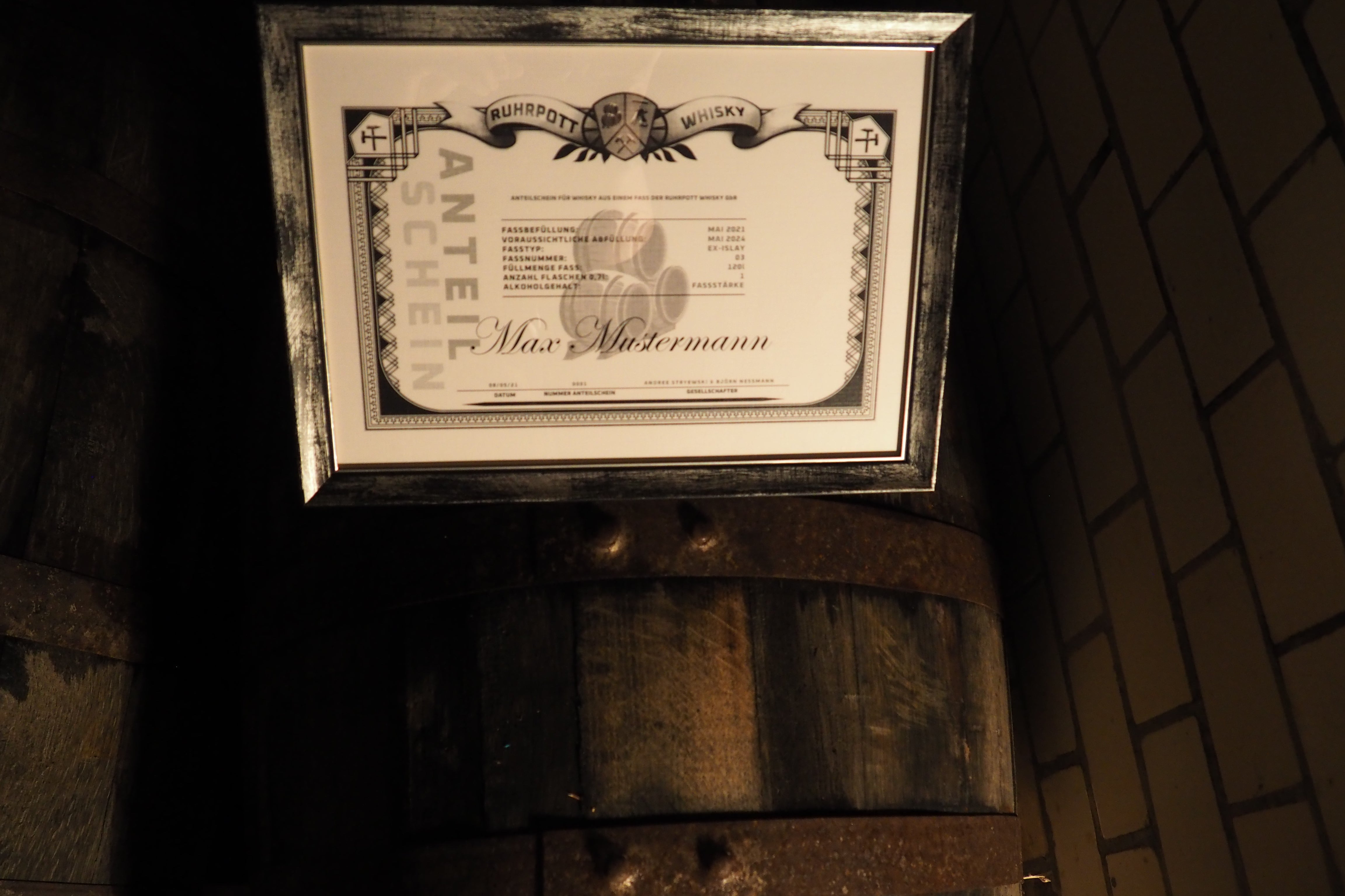 Ruhrpott Whisky - Bild eines Anteilscheins für den Whisky "Maschinenhalle" auf einem Ex-Islay Fass in denen der Whisky lagert. Eine edele Spirituose, die ein perfektes Geschenk für alle Whiskyliebhaber ist!