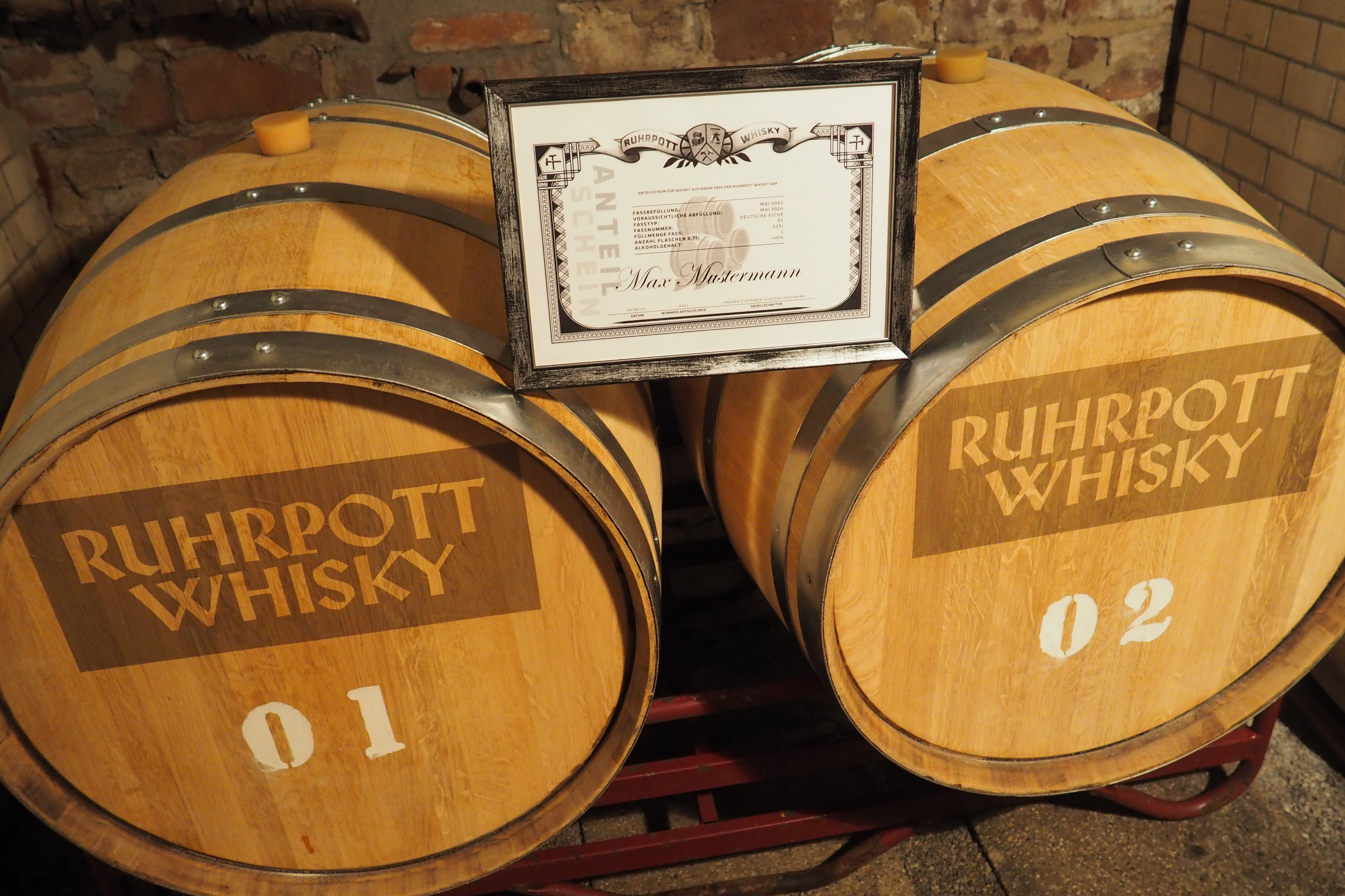 Ruhrpott Whisky - Bild eines Anteilscheins aus für den Whisky "Schlägel & Eisen" auf den Fässern aus deutscher Eiche in denen der Whisky lagert. Das perfekte Geschenk!